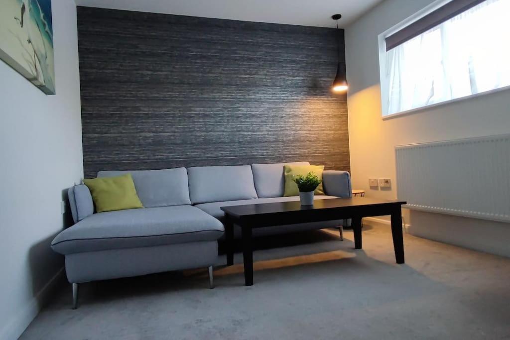 Comfortable 1 Bed Flat With Air Con Borehamwood Bagian luar foto