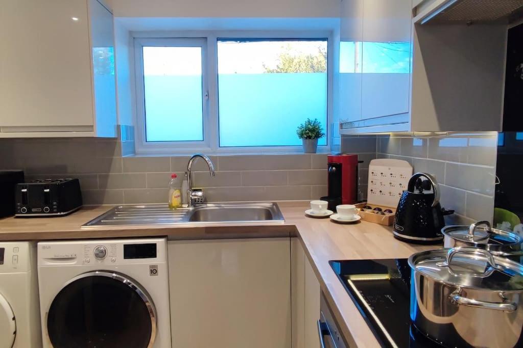 Comfortable 1 Bed Flat With Air Con Borehamwood Bagian luar foto