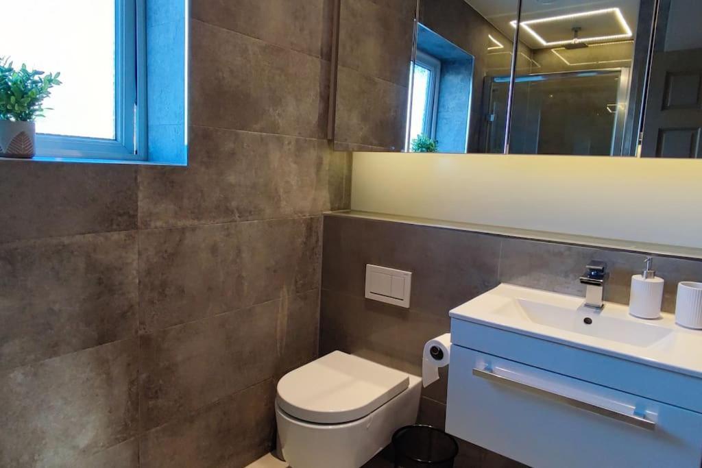 Comfortable 1 Bed Flat With Air Con Borehamwood Bagian luar foto