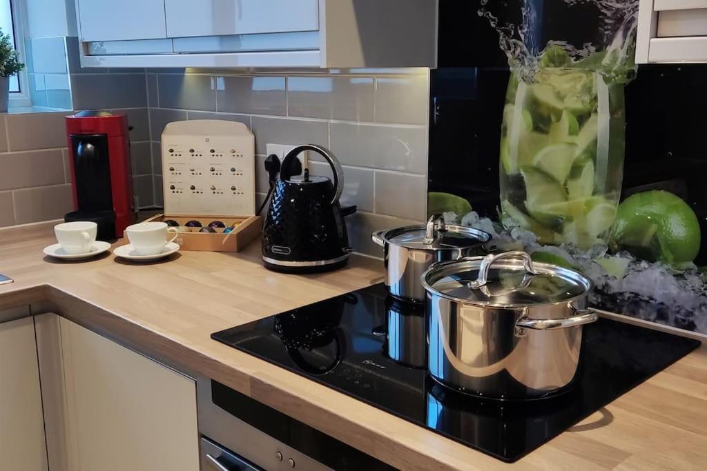 Comfortable 1 Bed Flat With Air Con Borehamwood Bagian luar foto